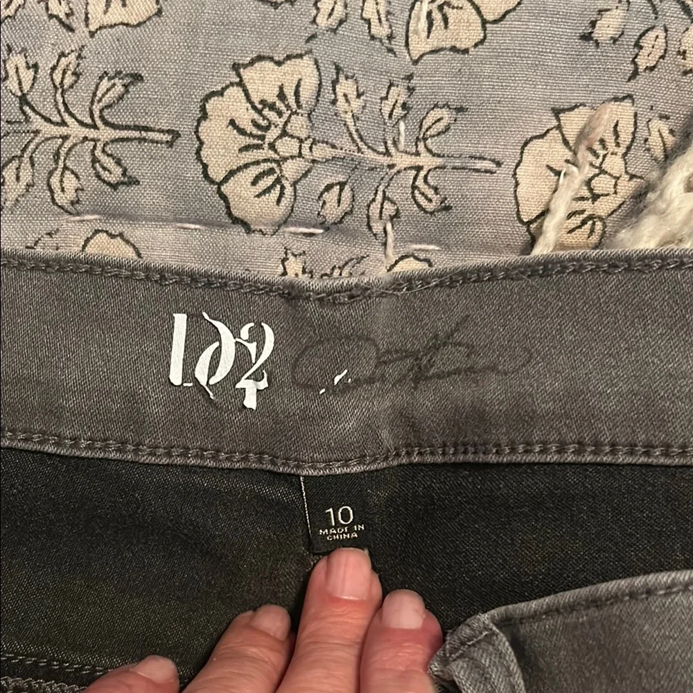 Gray Straight-Leg Jeans with Worn-In Look